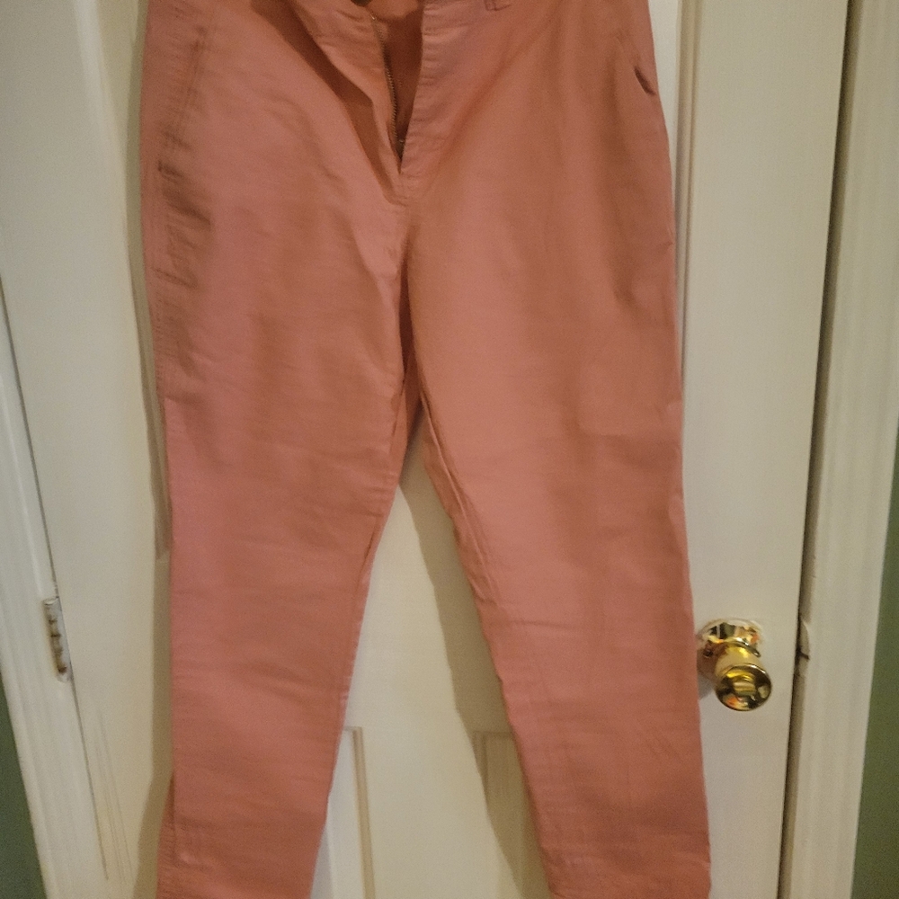 Gap coral color ankle or you can wear as Capris Size small,